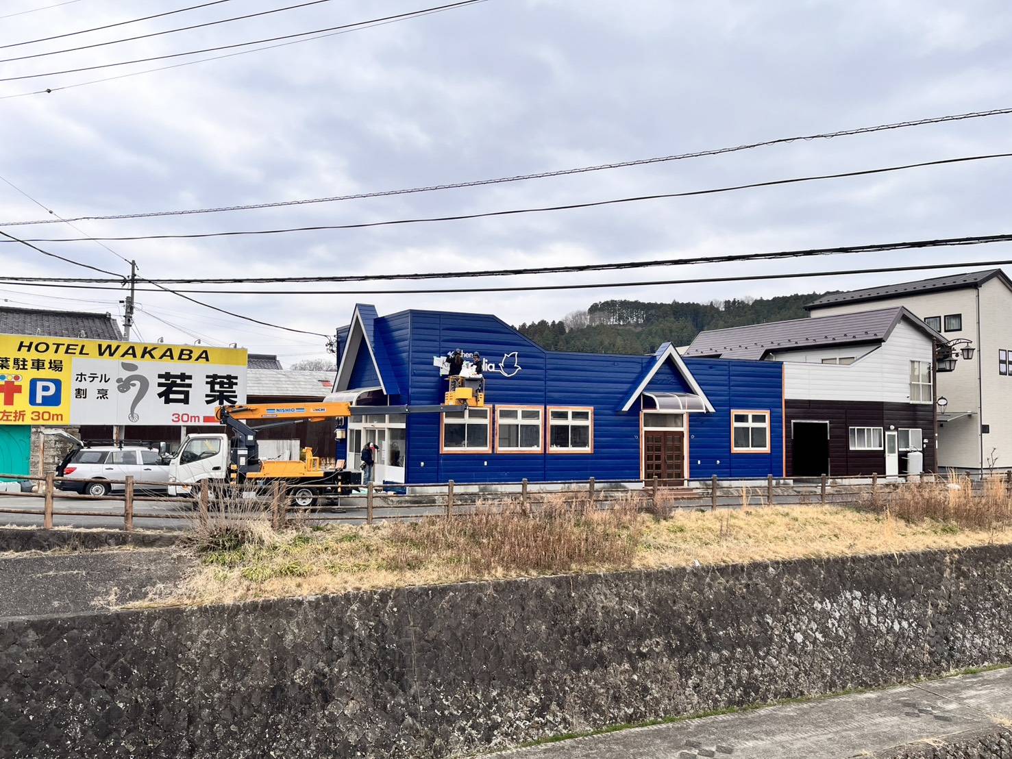 店名看板取り付け作業中!